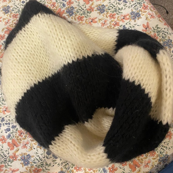 Black and white infinity scarf. Easy to put on - Picture 3 of 3